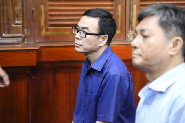 Cựu Phó chủ tịch TP HCM Nguyễn Hữu Tín gầy hơn, tóc bạc trắng sau 1 năm bị tạm giam - Hình 9 Cuu Pho chu tich TP HCM Nguyen Huu Tin gay hon, toc bac trang sau 1 nam bi tam giam-Hinh-9