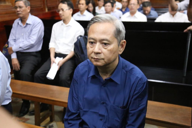 Cựu Phó chủ tịch TP HCM Nguyễn Hữu Tín gầy hơn, tóc bạc trắng sau 1 năm bị tạm giam - Hình 11 Cuu Pho chu tich TP HCM Nguyen Huu Tin gay hon, toc bac trang sau 1 nam bi tam giam-Hinh-11