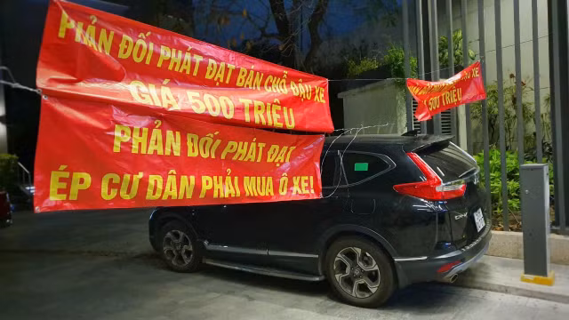 Cu dan The EverRich Infinity treo bang ron phan doi chu dau tu ban cho do oto