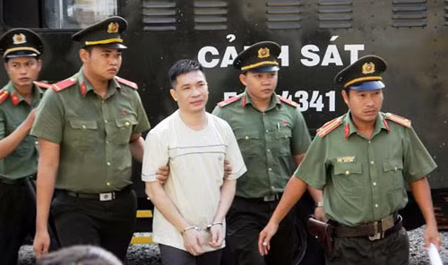 'Hot girl' Ngoc Miu cung nguoi tinh Van Kinh Duong dang o truoc toa