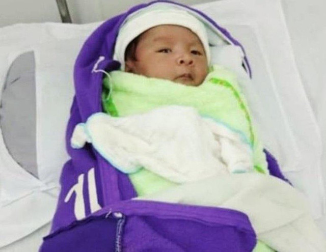 Bé trai bị bỏ rơi tại công viên với lời nhắn 'Con anh đó anh Hưng' - Hình 2 Be trai bi bo roi tai cong vien voi loi nhan 'Con anh do anh Hung'-Hinh-2