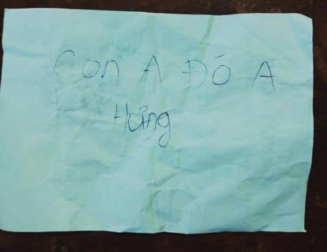 Bé trai bị bỏ rơi tại công viên với lời nhắn 'Con anh đó anh Hưng' Be trai bi bo roi tai cong vien voi loi nhan 'Con anh do anh Hung'