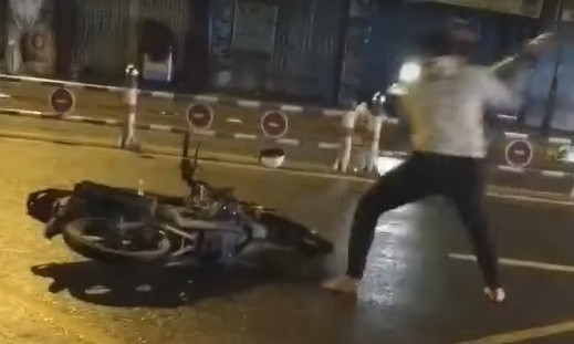 2 nhóm thanh niên vác dao, kiếm hỗn chiến ở quận 4 2 nhom thanh nien vac dao, kiem hon chien o quan 4