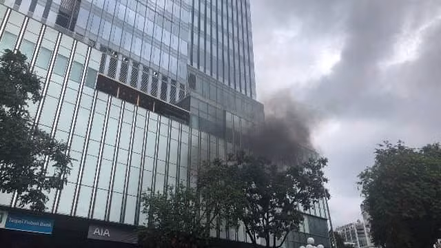 Toa nha Sai Gon Center boc khoi, hang tram nguoi thao chay o Sai Gon