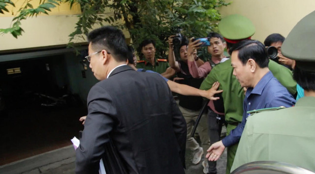 Nguyễn Hữu Linh sàm sỡ bé gái không chạy trốn ống kính như phiên xử đầu tiên Nguyen Huu Linh sam so be gai khong chay tron ong kinh nhu phien xu dau tien