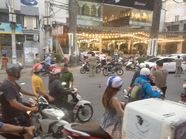 Người đàn ông bị nhóm giang hồ chém gần đứt lìa cánh tay ở Sài Gòn Nguoi dan ong bi nhom giang ho chem gan dut lia canh tay o Sai Gon