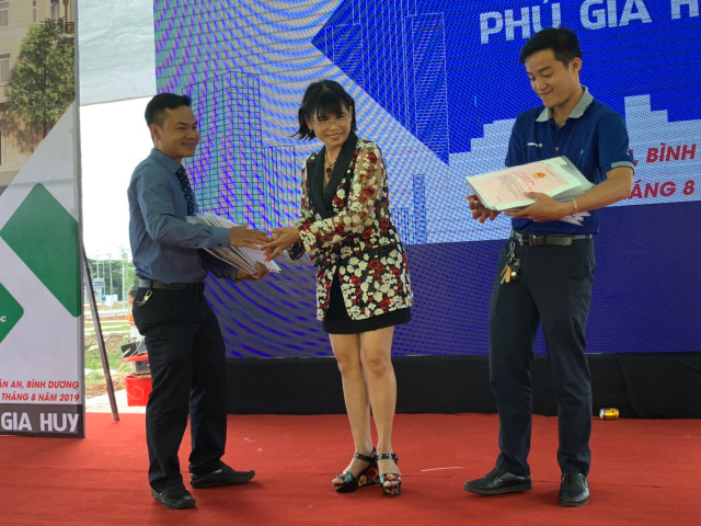 Phú Hồng Thịnh bàn giao sổ hồng sớm cho khách hàng - Hình 2 Phu Hong Thinh ban giao so hong som cho khach hang-Hinh-2