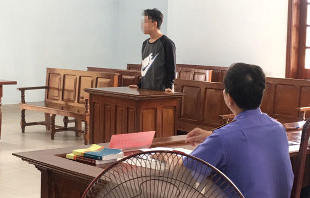 Nhau xong, thanh nien ru thieu nu lop 7 vao nha ve sinh lam 'chuyen nguoi lon'