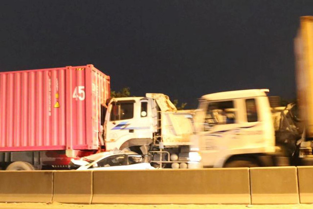 Hãi hùng hiện trường ôtô bị 4 xe tải, container ép nát trên “cầu tử thần“ Hai hung hien truong oto bi 4 xe tai, container ep nat tren “cau tu than“