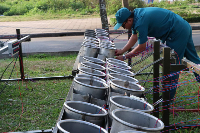 Cận cảnh trận địa pháo hoa chuẩn bị đón giao thừa ở TP HCM - Hình 9 Can canh tran dia phao hoa chuan bi don giao thua o TP HCM-Hinh-9