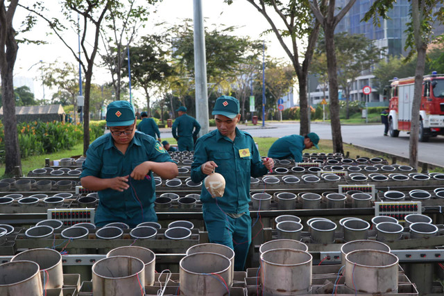 Cận cảnh trận địa pháo hoa chuẩn bị đón giao thừa ở TP HCM - Hình 5 Can canh tran dia phao hoa chuan bi don giao thua o TP HCM-Hinh-5