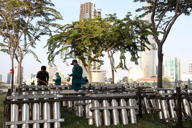 Cận cảnh trận địa pháo hoa chuẩn bị đón giao thừa ở TP HCM - Hình 6 Can canh tran dia phao hoa chuan bi don giao thua o TP HCM-Hinh-6