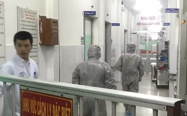 9.832 truong hop nhiem virus corona tren the gioi, TP HCM hop trien khai chong dich