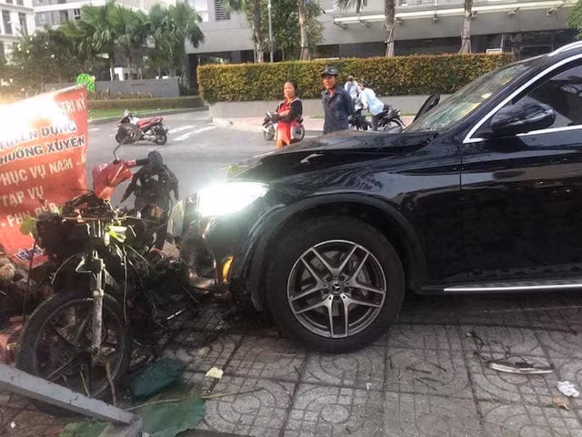 Tin moi nhat vu tai xe Mercedes tong chet Grabbike, nu tiep vien bi thuong