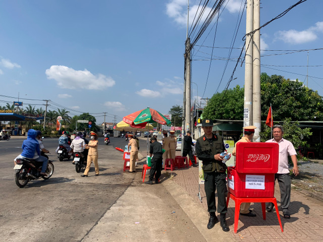 Cong an Dong Nai doi nang phat nuoc suoi, khan lanh cho nguoi di duong ngay Tet-Hinh-6