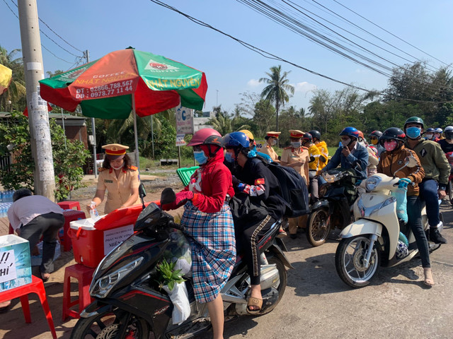 Cong an Dong Nai doi nang phat nuoc suoi, khan lanh cho nguoi di duong ngay Tet-Hinh-10