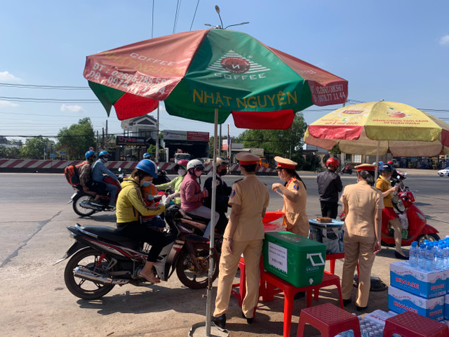 Cong an Dong Nai doi nang phat nuoc suoi, khan lanh cho nguoi di duong ngay Tet-Hinh-9