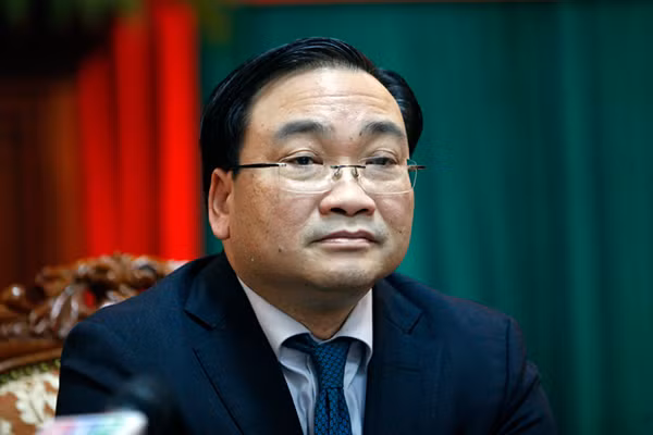 De nghi Bo Chinh tri ky luat Bi thu Ha Noi Hoang Trung Hai