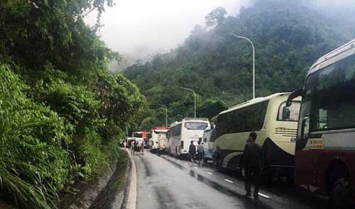 Hàng nghìn chiếc xe dồn ứ ở đèo Bảo Lộc vì sạt lở - Hình 3 Hang nghin chiec xe don u o deo Bao Loc vi sat lo-Hinh-3