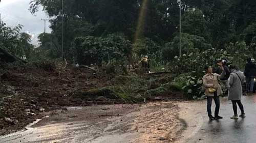 Hàng nghìn chiếc xe dồn ứ ở đèo Bảo Lộc vì sạt lở Hang nghin chiec xe don u o deo Bao Loc vi sat lo