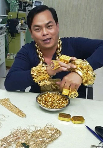 Biển xe máy ngũ quý và đa số vàng Phúc XO đeo là giả - Hình 4 Bien xe may ngu quy va da so vang Phuc XO deo la gia-Hinh-4