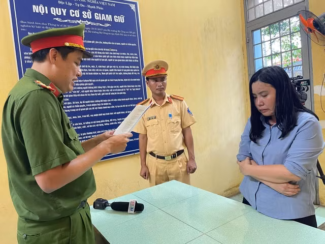 Thong tin ngac nhien ve nu tai xe lai o to lam 2 me con tu vong
