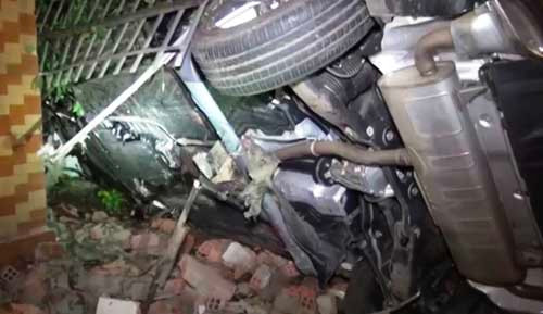 Ôtô Mercedes “san bằng” 3 nhà dân, 2 người thương vong - Hình 2 Oto Mercedes “san bang” 3 nha dan, 2 nguoi thuong vong-Hinh-2