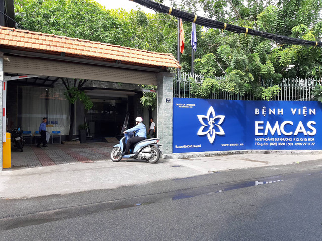 Bệnh viện Thẩm mỹ EMCAS vẫn hoạt động sau vụ kháng hàng tử vong khi nâng ngực - Hình 2 Benh vien Tham my EMCAS van hoat dong sau vu khang hang tu vong khi nang nguc-Hinh-2