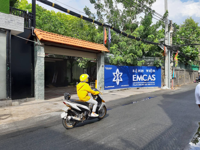 Bệnh viện Thẩm mỹ EMCAS vẫn hoạt động sau vụ kháng hàng tử vong khi nâng ngực - Hình 3 Benh vien Tham my EMCAS van hoat dong sau vu khang hang tu vong khi nang nguc-Hinh-3