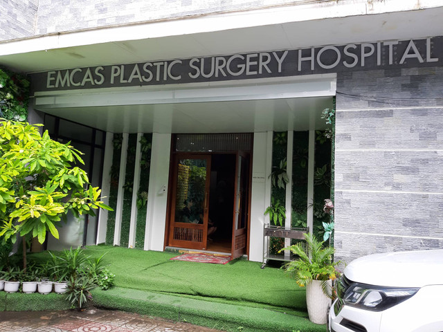 Bệnh viện Thẩm mỹ EMCAS vẫn hoạt động sau vụ kháng hàng tử vong khi nâng ngực - Hình 4 Benh vien Tham my EMCAS van hoat dong sau vu khang hang tu vong khi nang nguc-Hinh-4
