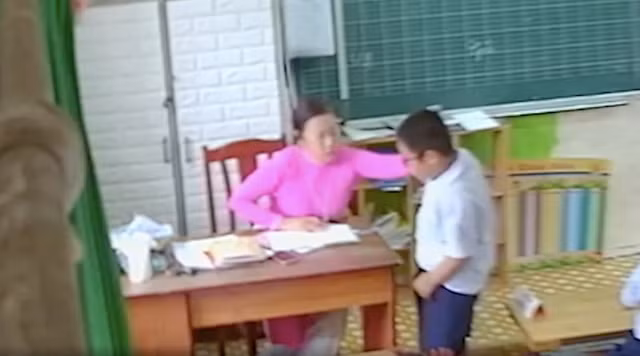 Danh nhieu hoc sinh lop 2, co giao bi buoc thoi viec