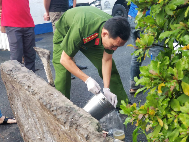 Bắt quả tang Công ty Monarch Laundry xả thải ra sông Soài Rạp Bat qua tang Cong ty Monarch Laundry xa thai ra song Soai Rap