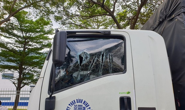 Thanh niên chặn đầu, dùng kiếm chém nát kính xe không bị xử lý hình sự Thanh nien chan dau, dung kiem chem nat kinh xe khong bi xu ly hinh su