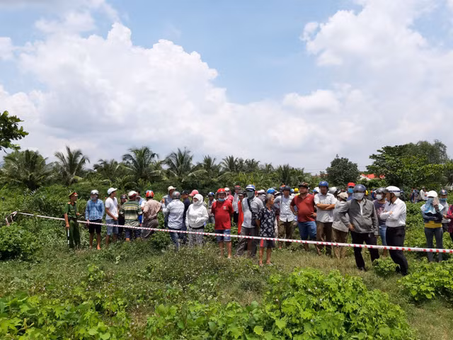 Hien truong hang tram canh sat truc vot xe Mercedes roi xuong kenh, dua thi the 3 nguoi ra ngoai-Hinh-4