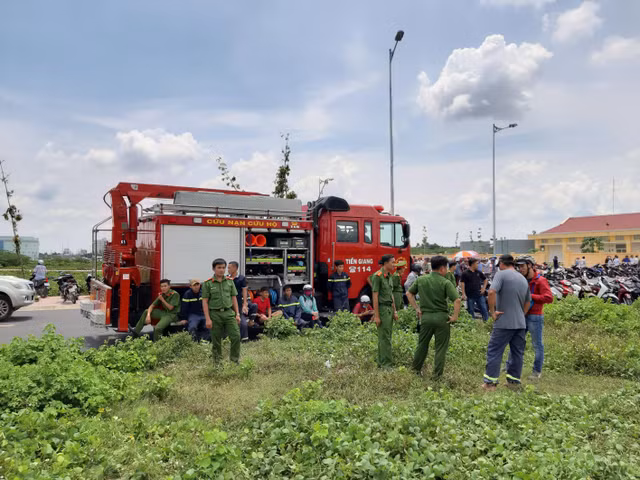 Hien truong hang tram canh sat truc vot xe Mercedes roi xuong kenh, dua thi the 3 nguoi ra ngoai-Hinh-2