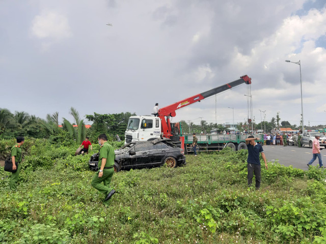 Hien truong hang tram canh sat truc vot xe Mercedes roi xuong kenh, dua thi the 3 nguoi ra ngoai-Hinh-5