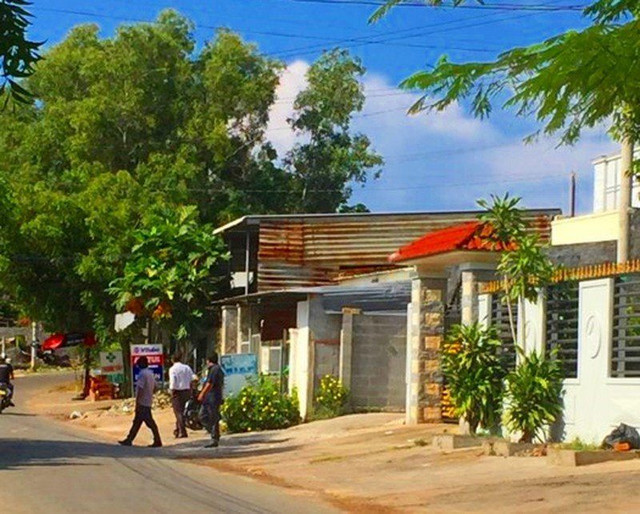 Du khách Nga chết trong nhà trọ với vết đâm ở cổ Du khach Nga chet trong nha tro voi vet dam o co