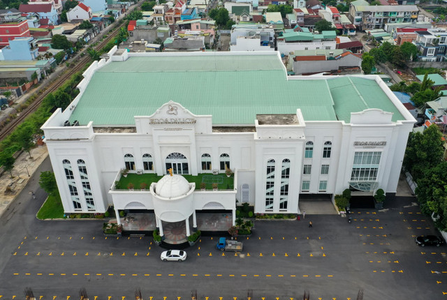 Cận cảnh công trình trăm tỷ không phép sừng sững giữa Biên Hòa - Hình 3 Can canh cong trinh tram ty khong phep sung sung giua Bien Hoa-Hinh-3