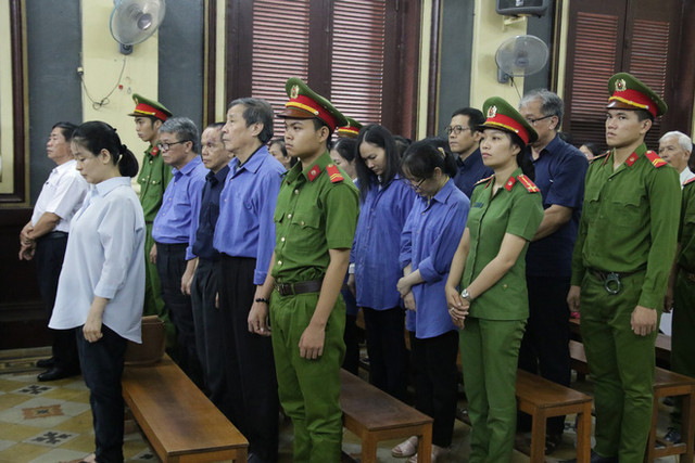 Nữ đại gia Hứa Thị Phấn tiếp tục bị truy tố - Hình 2 Nu dai gia Hua Thi Phan tiep tuc bi truy to-Hinh-2