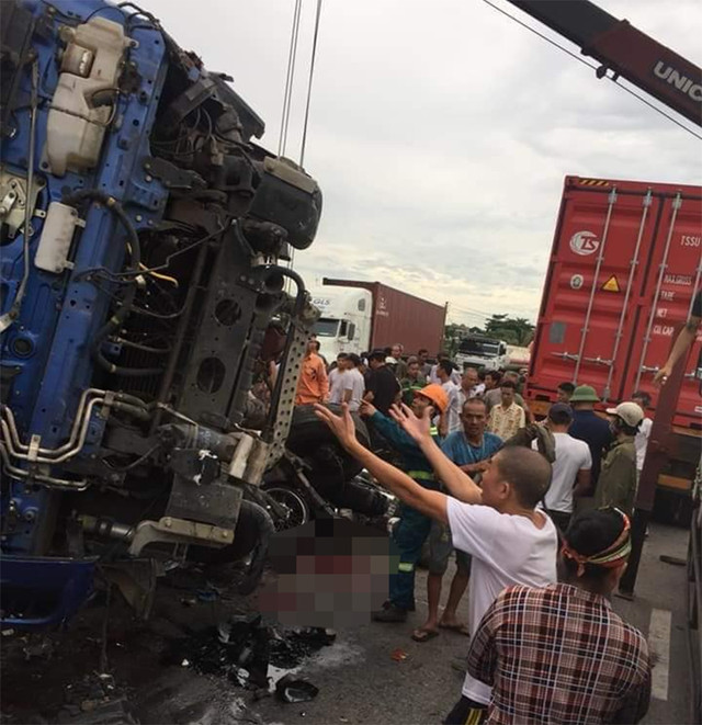 Kinh hoàng cảnh đắp chiếu người chết nằm la liệt ở Hải Dương sau tai nạn Kinh hoang canh dap chieu nguoi chet nam la liet o Hai Duong sau tai nan