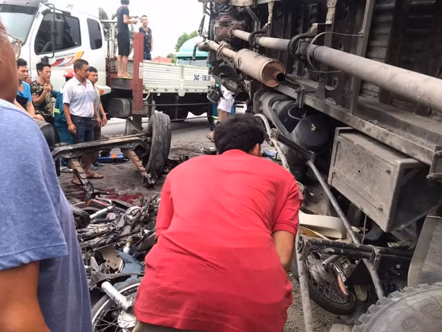 Kinh hoang canh dap chieu nguoi chet nam la liet o Hai Duong sau tai nan-Hinh-6