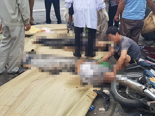 Kinh hoàng cảnh đắp chiếu người chết nằm la liệt ở Hải Dương sau tai nạn - Hình 10 Kinh hoang canh dap chieu nguoi chet nam la liet o Hai Duong sau tai nan-Hinh-10