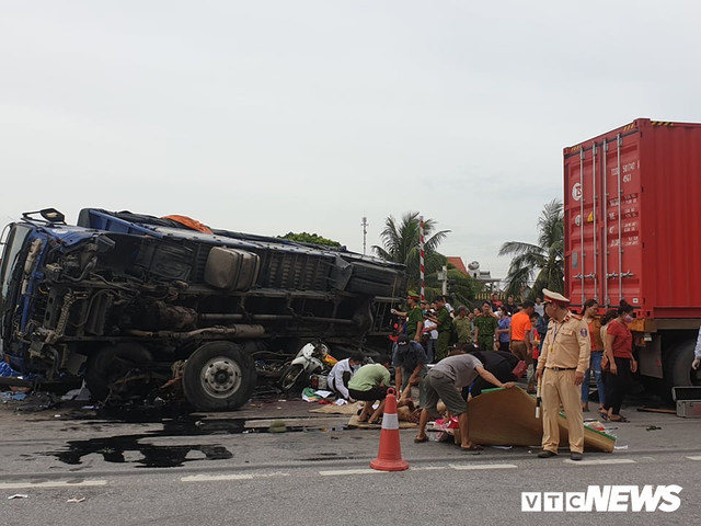 Kinh hoàng cảnh đắp chiếu người chết nằm la liệt ở Hải Dương sau tai nạn - Hình 11 Kinh hoang canh dap chieu nguoi chet nam la liet o Hai Duong sau tai nan-Hinh-11
