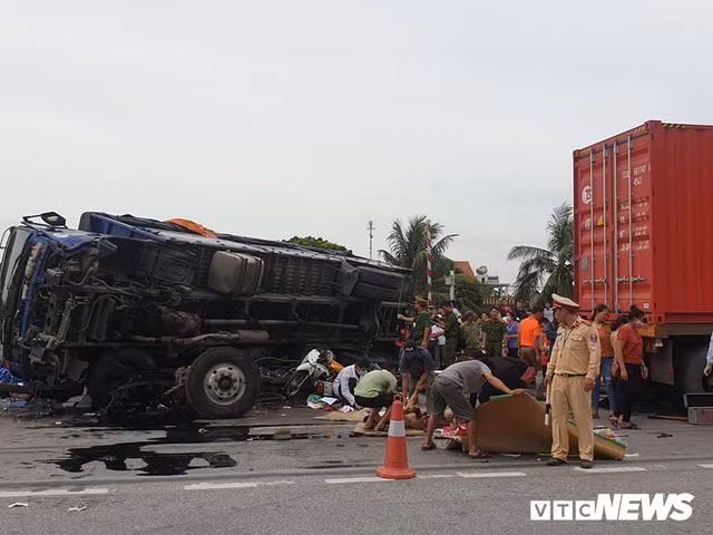 Kinh hoang canh dap chieu nguoi chet nam la liet o Hai Duong sau tai nan-Hinh-11