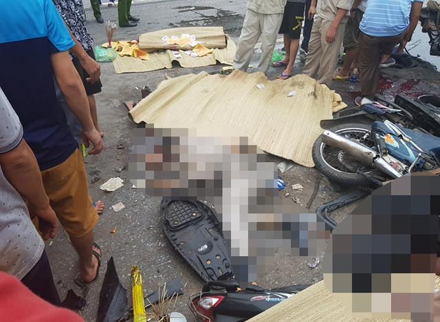 Kinh hoàng cảnh đắp chiếu người chết nằm la liệt ở Hải Dương sau tai nạn - Hình 8 Kinh hoang canh dap chieu nguoi chet nam la liet o Hai Duong sau tai nan-Hinh-8