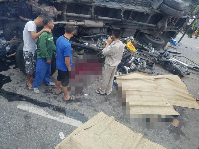 Kinh hoàng cảnh đắp chiếu người chết nằm la liệt ở Hải Dương sau tai nạn - Hình 9 Kinh hoang canh dap chieu nguoi chet nam la liet o Hai Duong sau tai nan-Hinh-9