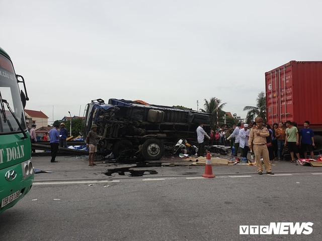 Kinh hoàng cảnh đắp chiếu người chết nằm la liệt ở Hải Dương sau tai nạn - Hình 5 Kinh hoang canh dap chieu nguoi chet nam la liet o Hai Duong sau tai nan-Hinh-5