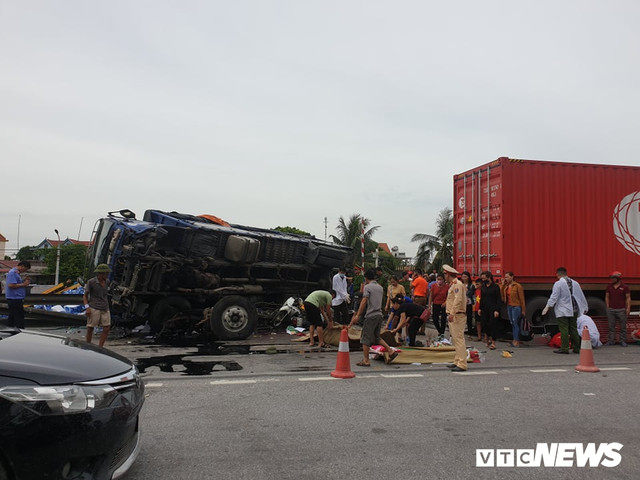 Kinh hoàng cảnh đắp chiếu người chết nằm la liệt ở Hải Dương sau tai nạn - Hình 2 Kinh hoang canh dap chieu nguoi chet nam la liet o Hai Duong sau tai nan-Hinh-2