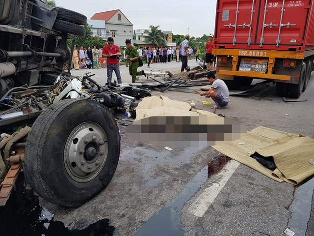 Kinh hoàng cảnh đắp chiếu người chết nằm la liệt ở Hải Dương sau tai nạn - Hình 4 Kinh hoang canh dap chieu nguoi chet nam la liet o Hai Duong sau tai nan-Hinh-4