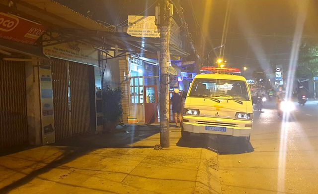 Phòng trọ bốc cháy ngùn ngụt, 2 em bé ngạt khói tử vong thương tâm Phong tro boc chay ngun ngut, 2 em be ngat khoi tu vong thuong tam